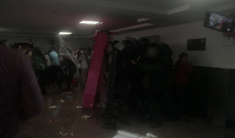 El primer choque entre estudiantes universitarios y los antimotines se dio dentro del recinto legislativo. Foto de Víctor Arosemena