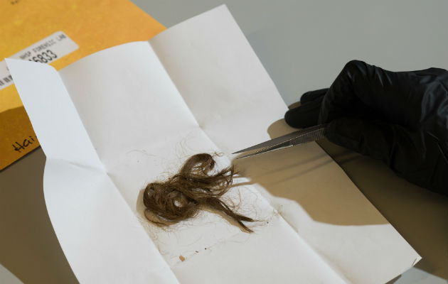 Información genética de muestras de cabello ayudó a identificar a víctimas en un caso de homicidio. Foto/ James Tensuan para The New York Times.