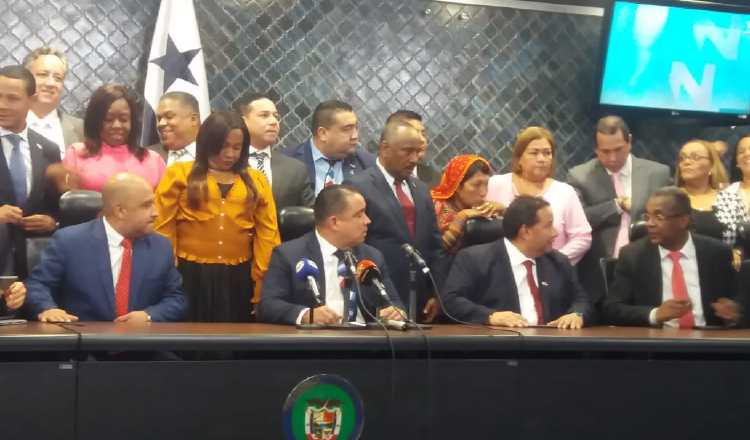 Luego de aprobado el segundo bloque de las reformas, en primer debate, el presidente Marcos Castillero leyó el comunicado en el que explicaron su cambio de posición. Cortesía