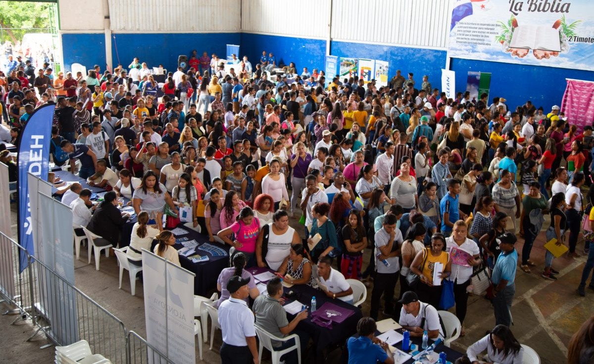 La Feria de Oportunidades se realizó en el gimnasio de la Junta Comunal de la 24 de Diciembre. Foto Cortesía