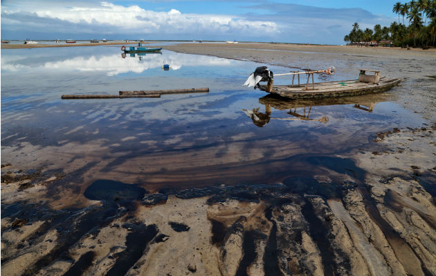 El derrame de petróleo afecta muchas playas brasileñas. Foto: Archivo/Ilustrativa.