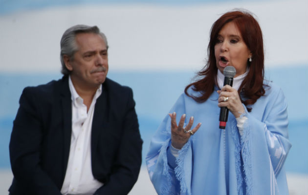 El opositor peronista Alberto Fernández con su candidata a vicepresidenta, Cristina Fernández de Kichner. Foto: AP.