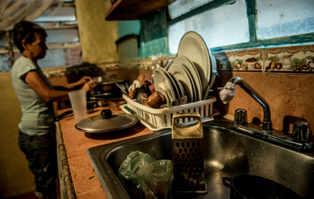 Los apagones y la infraestructura sin fondos han vuelto al agua escasa y peligrosa para beber en Venezuela. Foto/ Meridith Kohut para The New York Times.