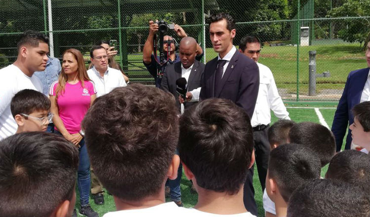 Álvaro Arbeloa con los niños de la Fundación Amigos del Real Madrid Foto EFE