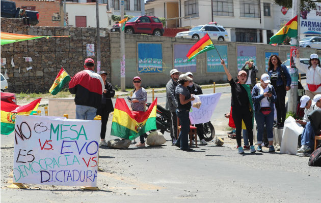 Contrarios a la reelección de Evo Morales, bloquearon calles en La Paz. Foto: EFE.