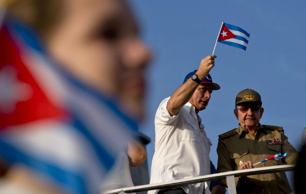 El actual presidente cubano Miguel Díaz-Canel (izq.) y Raúl Castro en un mitin en La Habana. Foto. Archivo/Ilustrativa.