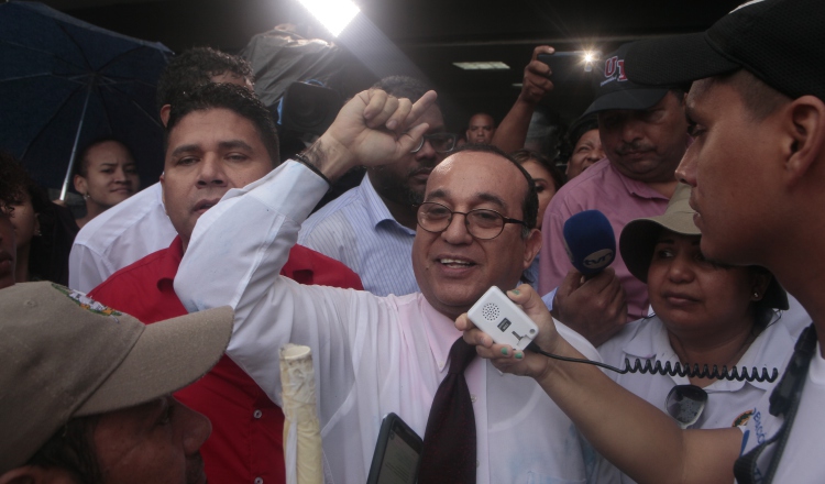 Durante su gestión, Eduardo Flores Castro (c) ha apoyado las causas estudiantiles en favor de la Universidad de Panamá. Foto de Víctor Arosemena