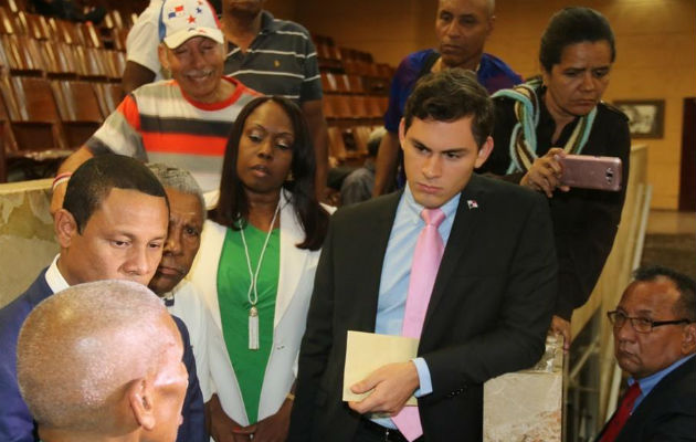 Los diputados Juan Diego Vásquez y Kayra Harding se acusan mutuamente por el tema del matrimonio gay y el aumento del salario a los parlamentarios. Foto: Panamá América.