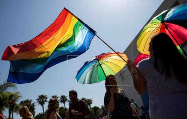 Grupos de estudiantes de enseñanza primaria y secundaria de Polonia lucieron la bandera multicolor,. Foto/EFE Ilustrativa