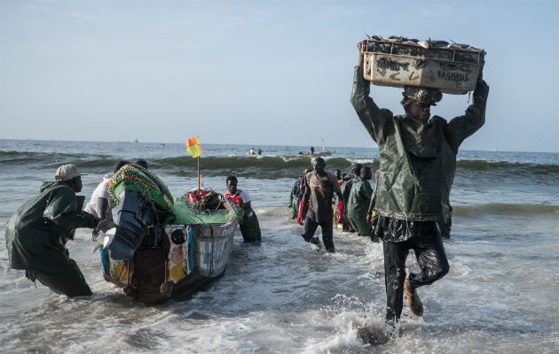El Hadji Macoura Diop, un pescador senegalés, volvió a casa tras no poder llegar a Europa. Lo intentó dos veces. Foto/ Yagazie Emezi para The New York Times.