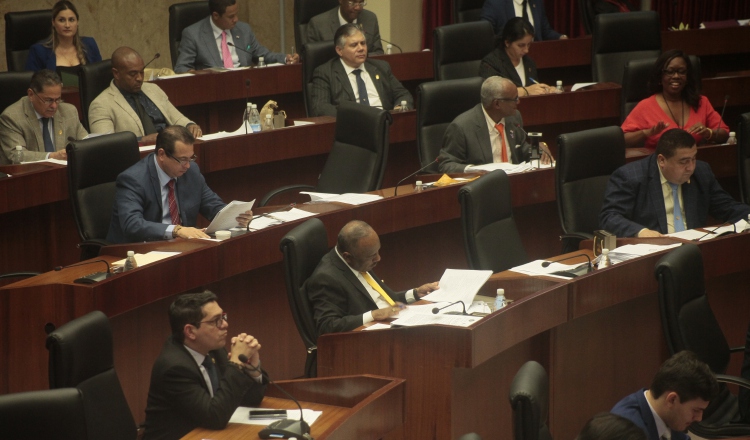 La bancada perredista solo ha enfrentado la oposición de los diputados independientes, en su objetivo de aprobar el acto constitucional. Foto de Víctor Arosemena