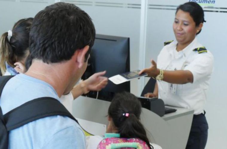 Si el menor viaja acompañado de ambos padres no es necesario Migración en Línea. Foto de cortesía