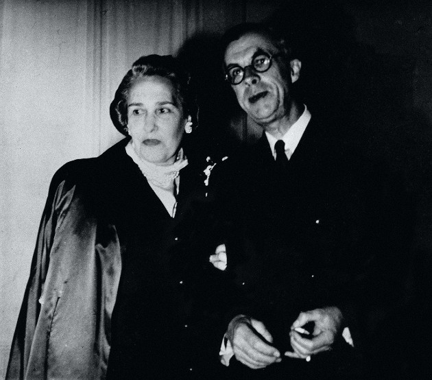 Victoria Ocampo y Julian Huxley, primer Director General de UNESCO, en Villa Ocampo (1947) . Tomada de la página de Observatorio UNESCO. Villa Ocampo. 