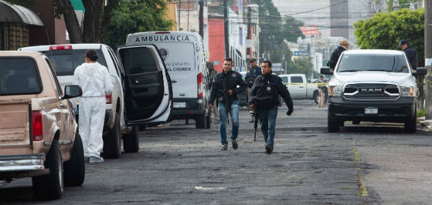 Peritos forenses en la zona de un enfrentamiento en Morelia, estado de Michoacán. Foto: EFE.