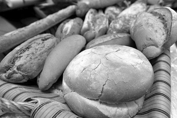  Todavía existen algunos establecimientos que venden panes sin pesarlos, a pesar de que tienen las balanzas o pesas a la vista y otros carecen de los precios por peso. Foto: EFE.