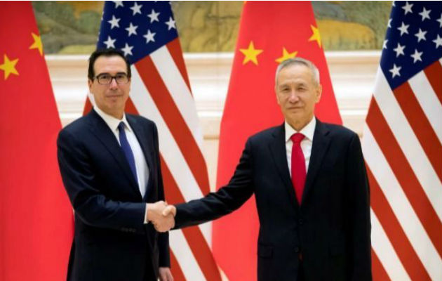 El representante de Comercio de los Estados Unidos, Robert Lighthizer y el ministro chino Liu He. Foto/EFE