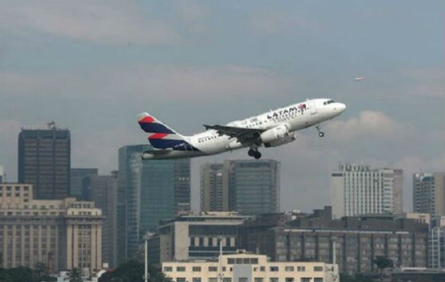 Avión despega del aeropuerto Santos Dumont en Río de Janeiro (Brasil).  Foto: EFE