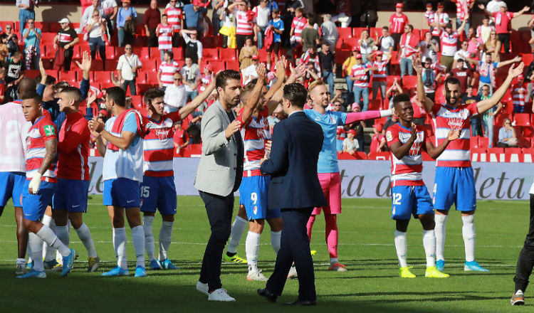 Jugadores del Granada saludan a su afición. Foto EFE