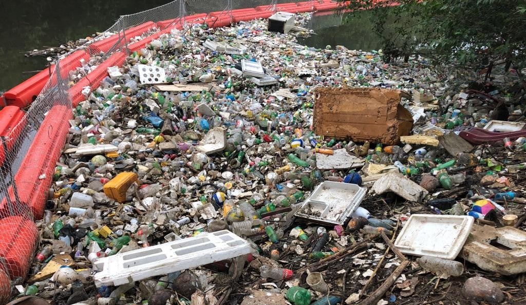 La barrera flotante BOB atrapa en el río Matías Hernández 7.4 toneladas de basura en promedio mensual. Foto Cortesía 