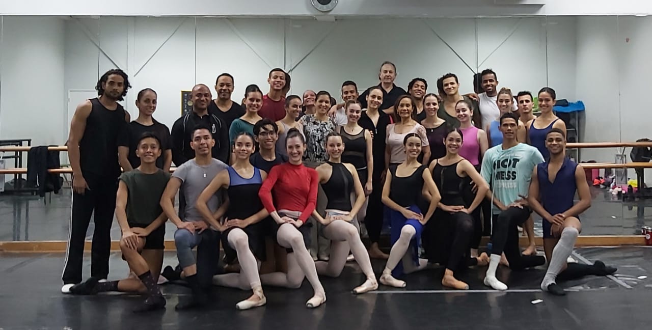 Maestro Vladimir Issaev con los chicos del ballet. Foto: Cortesía