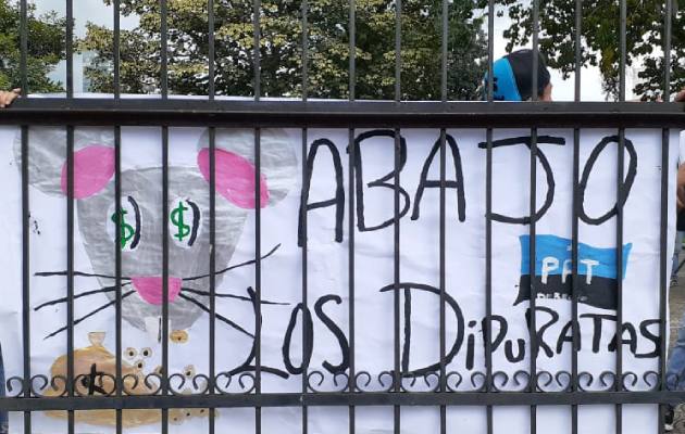 Las protestas en las afuera de la Asamblea Nacional se iniciaron antes de  las 2:00 de la tarde de este lunes.