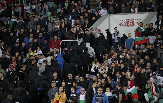 Aficionados son sacado del estadio por saludo nazi y racismo. Foto:AP