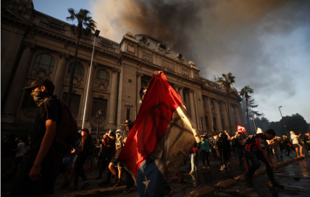 Manifestantes protestan en contra del Gobierno.