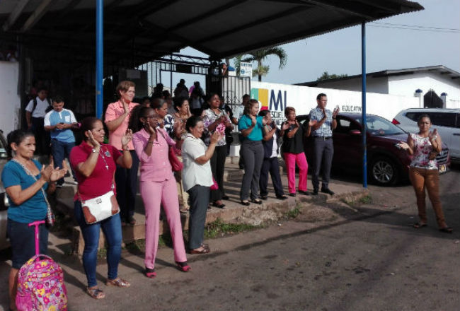 Los padres de familia protestan por   la insalubridad que hay en el plantel a causa de la falta de agua potable y personal de aseo.