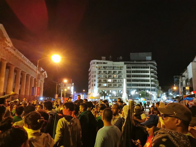 Los manifestantes lanzaban botellas y piedras; la policía respondía con gas pimienta y balas de goma. Foto: Panamá América.