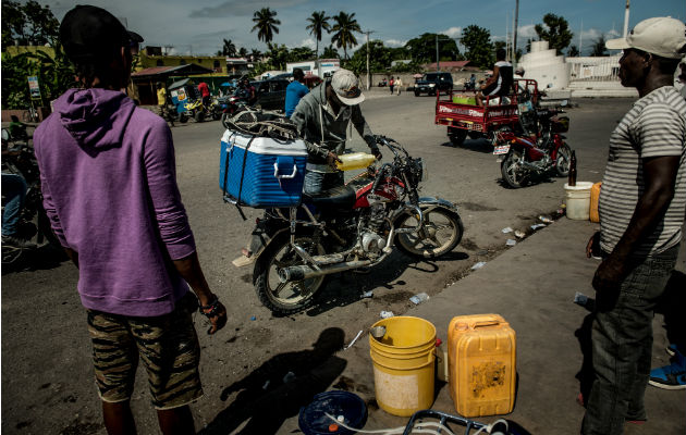 Escasez de gasolina empeora diariamente, uno de los muchos problemas que ya limitan la difícil vida en Haití. Foto/ Meridith Kohut para The New York Times.