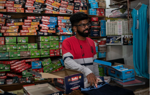 Jeffrin Moses dijo que “han caído 50 por ciento” las ventas de ropa interior en Tirupur, capital del vestido de India. Foto/ Rebecca Conway para The New York Times.