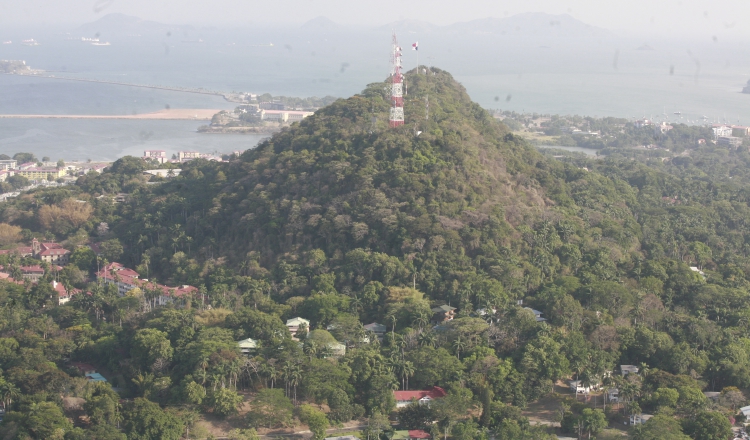 La enseña patria ondea en el Cerro Ancón. En él y la colonia americana se inspiró Amelia Denis de Icaza. Archivo