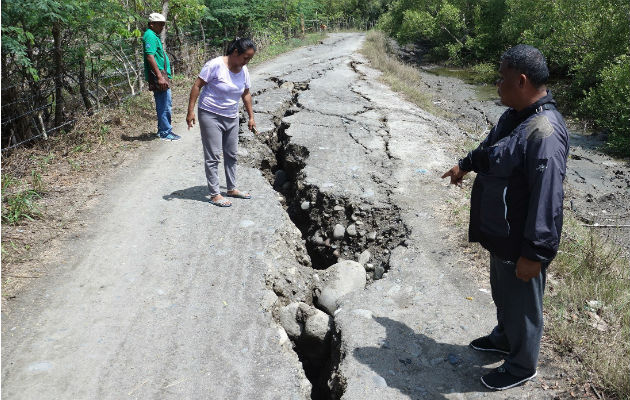 Pobladores observan una grieta en la calle tras el sismo en Digos, Filipinas. Foto: EFE. 