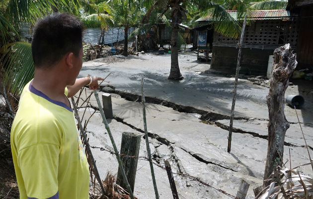 Pobladores observan una grieta en la calle tras el sismo en Digos, Filipinas. Foto: EFE.