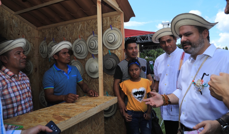 Durante el evento con los artesanos.  Cortesía