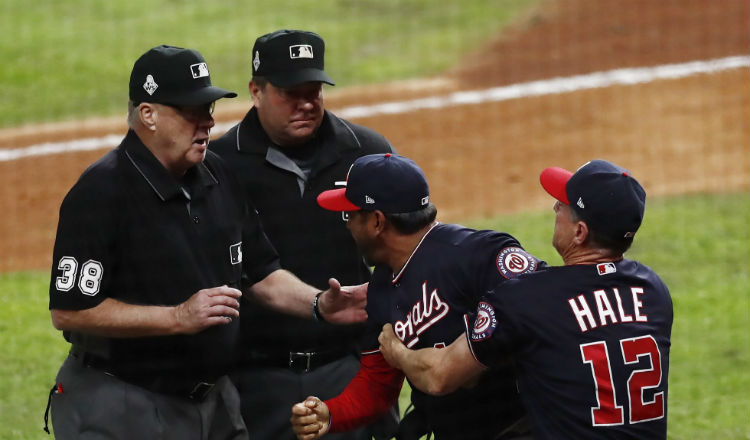 Dave Martínez discute con Sam Holbrook Foto AP