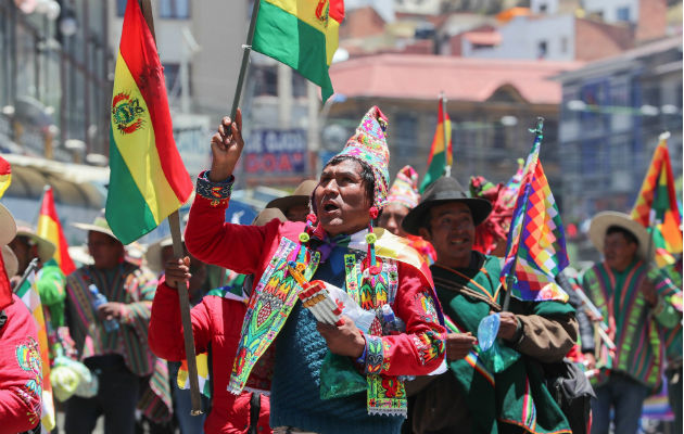 Familiares y vecinos asisten al velatorio de Mario Salvatierra, fallecido en enfrentamientos en Montero (Bolivia). Foto: EFE.