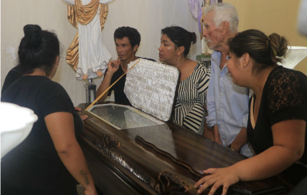 Familiares y vecinos asisten al velatorio de Mario Salvatierra, fallecido en enfrentamientos en Montero (Bolivia). Foto: EFE.