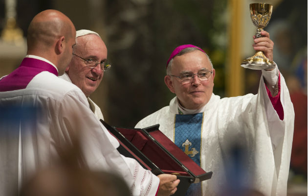 El Arzobispo Charles Chaput, de Filadelfia (der.), crítico de Francisco, se jubilará sin ser nombrado Cardenal. Foto/ Cj Gunther/EPA, vÍa Shutterstock.