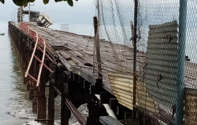Sinaproc ordena cierre del muelle de Puerto Armuelles por seguridad El muelle puede colapsar en cualquier momento. Foto: José Vásquez.