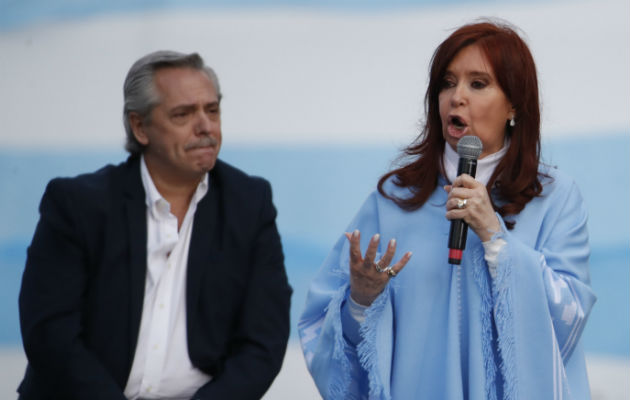 Argentina cierra su extenuante campaña como la empezó: el peronismo, favorito El opositor peronista Alberto Fernández con su candidata a vicepresidenta, Cristina Fernández de Kichner. Foto: AP.