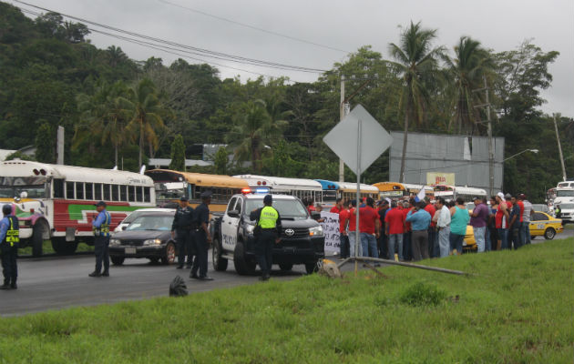 Transportistas del Oeste impiden el paso vehicular en el sector de La Pesa Protestaban contra el traslado y otorgamiento de nuevos cupos para buses y taxis. Foto: Eric A. Montenegro.