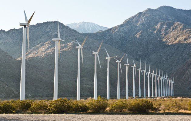 Las petroleras empiezan a invertir en energía alternativa, aunque lentamente. Un parque eólico Shell en California. Foto/ Beth Coller para The New York Times.