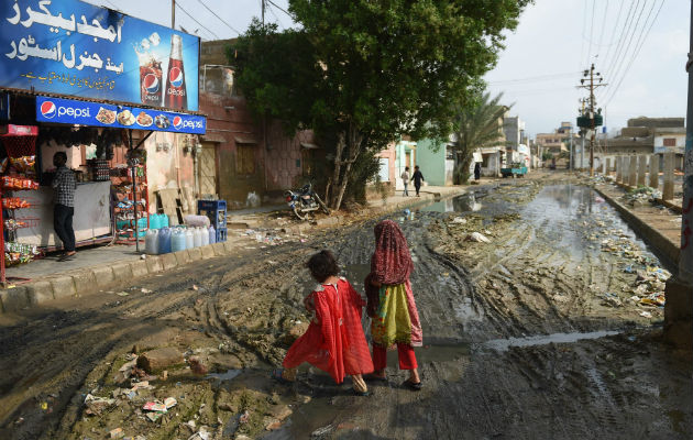 Lluvias intensas y drenaje obstruido de basura causaron inundaciones en calles de Karachi en agosto. La Ciudad ha sido calificada como una de las menos habitables. Foto/ Rizwan Tabassum/Agence France-Presse — Getty Images.