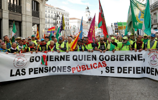 La preocupación central en el tema de las pensiones es que la población latinoamericana está envejeciendo a pasos agigantados .