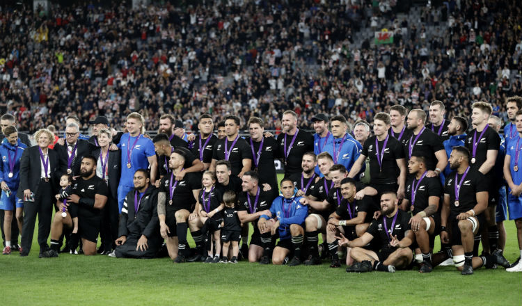 Los All Blacks con su medalla de bronce Foto AP