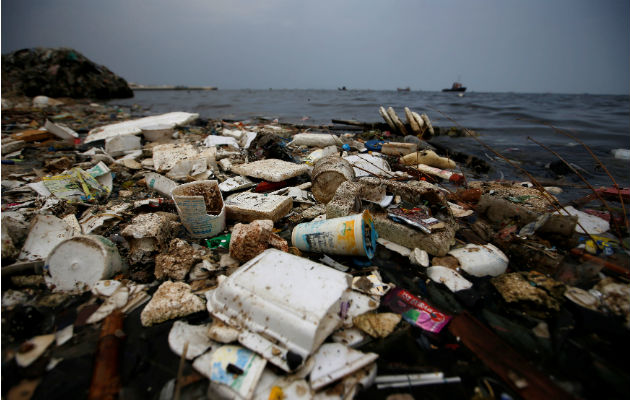 Investigadores dicen que sol puede descomponer el poliestireno en décadas. Foto/ Willy Kurniawan/Reuters.