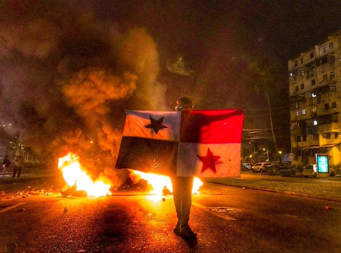 La Policía Nacional denunció que manifestantes les lanzaron fuegos artificiales. Foto: redes sociales.