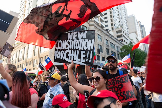 En la marcha, organizada por diversos colectivos chilenos de Sídney, al menos 350 personas recorrieron la calle principal George Street, desde el Ayuntamiento de la ciudad hasta la estación central, con pancartas en las que se leía 