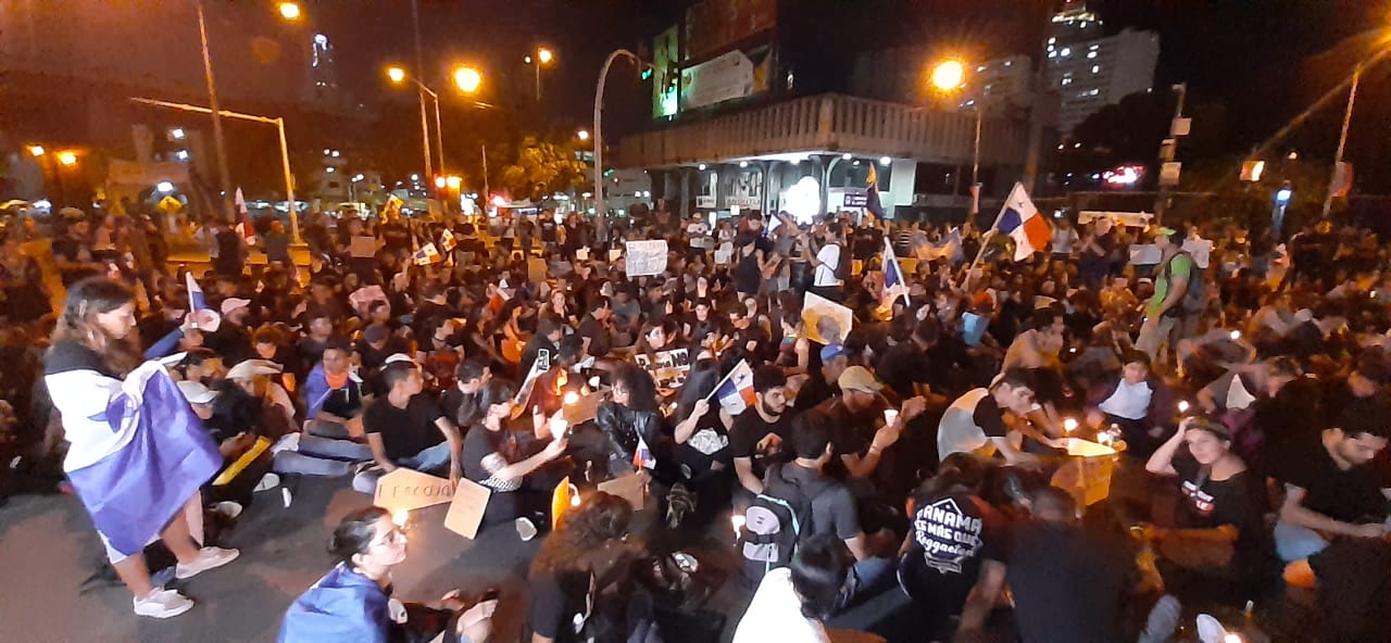 Los manifestantes permanecen sentados en la calle. Foto/ Víctor Arosemena